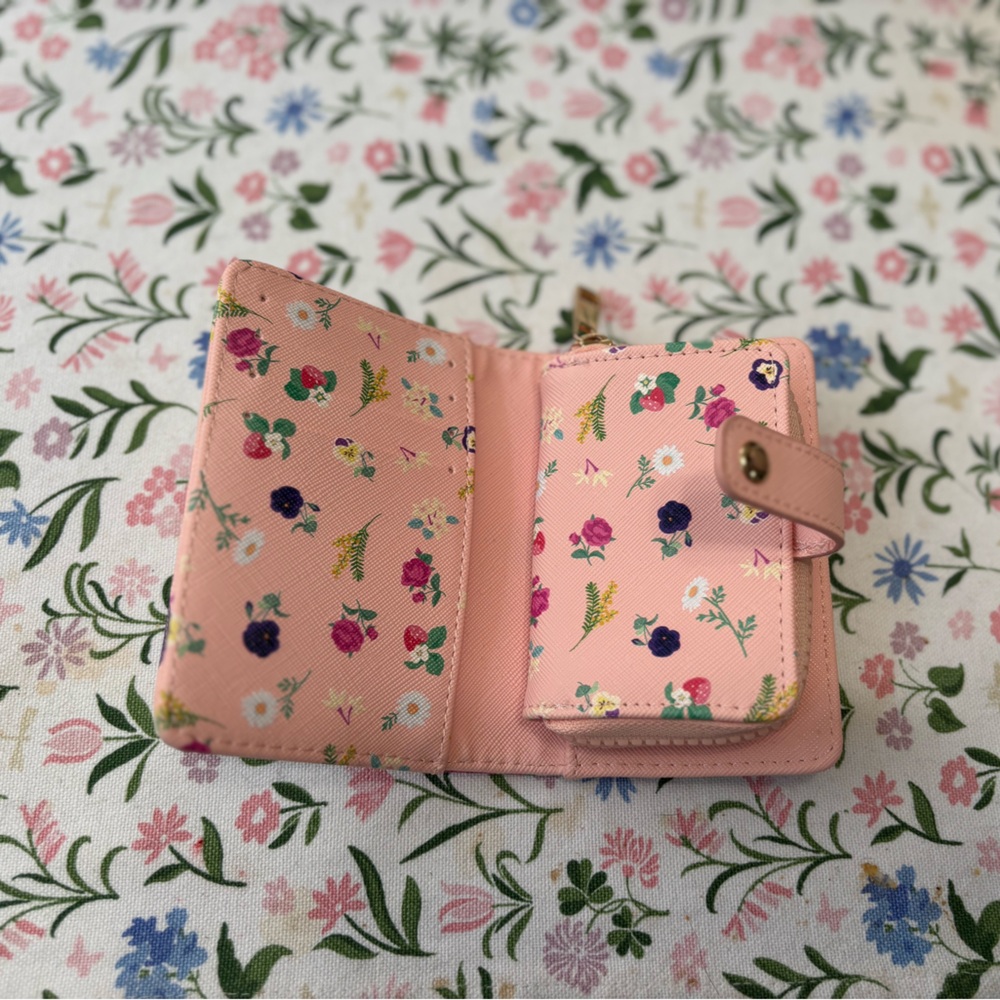 Box Lunch Hello Kitty Floral Wallet - Picture 3 of 4